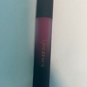 I am selling matte lipstick